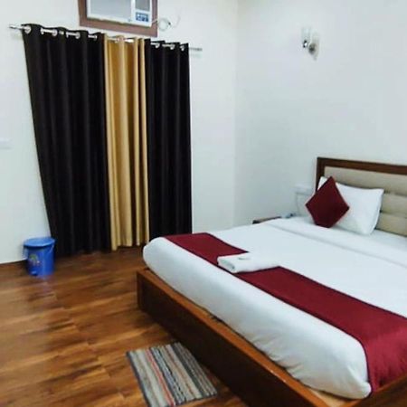 Luxury Rooms In Safdarjung Enclave Near Aiims & Safdarjung Hospital Ню Делхи Екстериор снимка