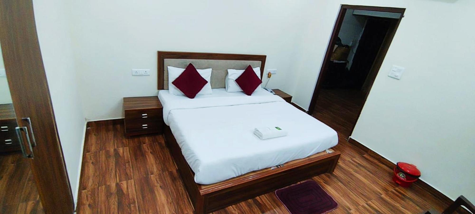 Luxury Rooms In Safdarjung Enclave Near Aiims & Safdarjung Hospital Ню Делхи Екстериор снимка