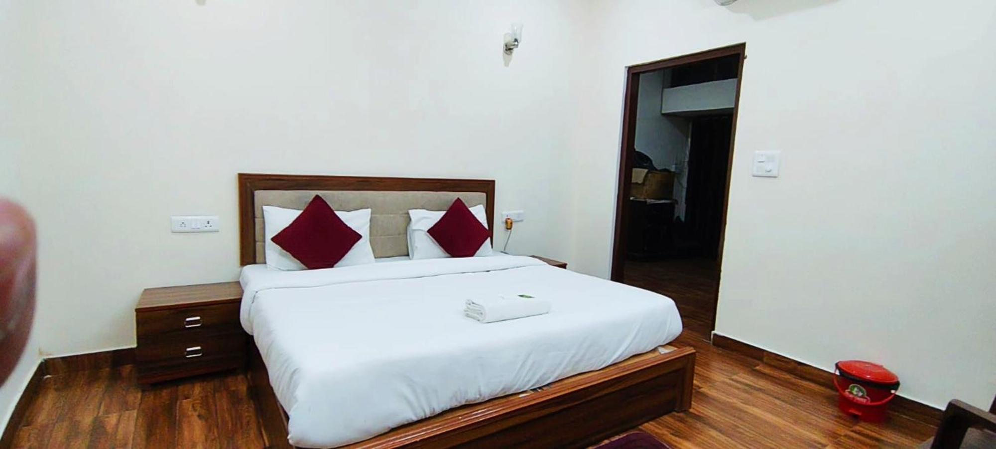 Luxury Rooms In Safdarjung Enclave Near Aiims & Safdarjung Hospital Ню Делхи Екстериор снимка
