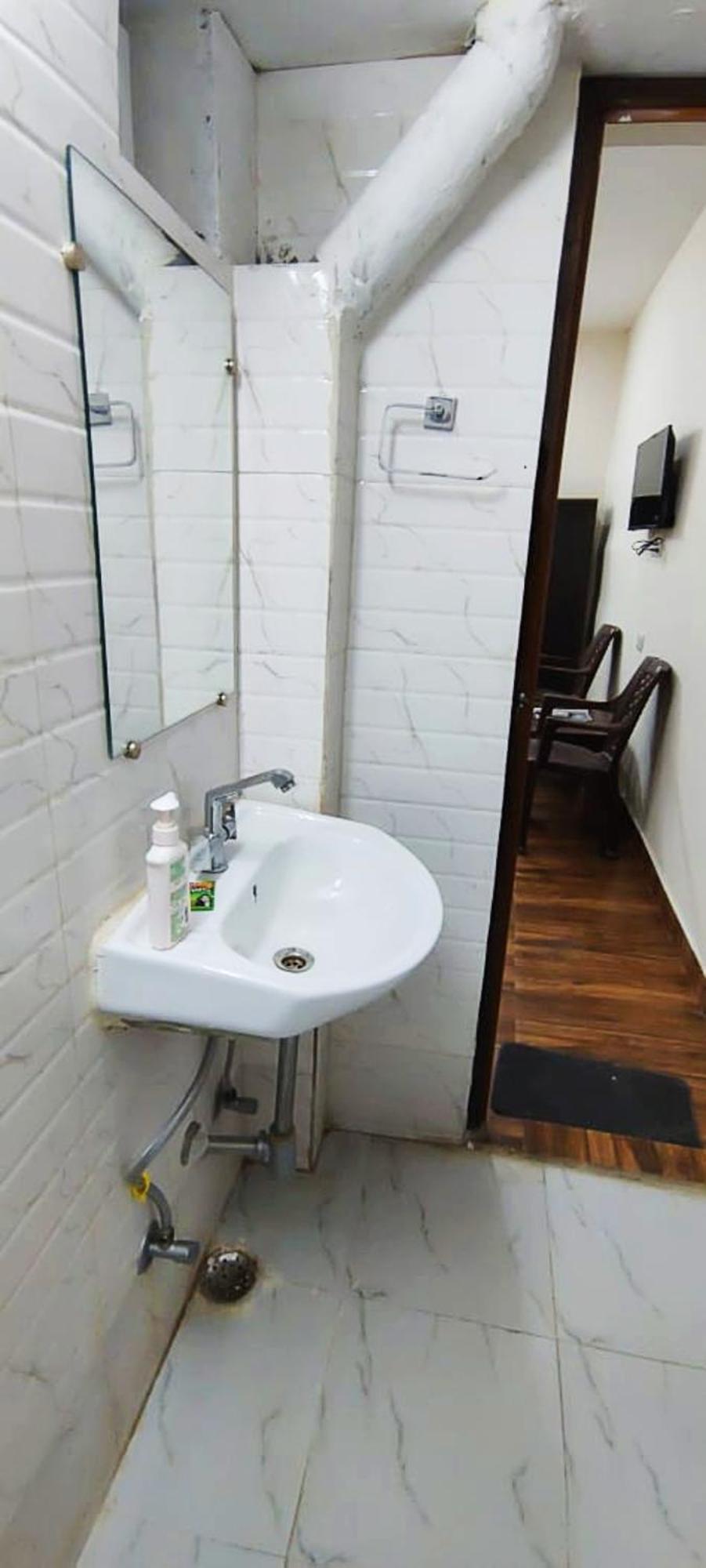 Luxury Rooms In Safdarjung Enclave Near Aiims & Safdarjung Hospital Ню Делхи Екстериор снимка